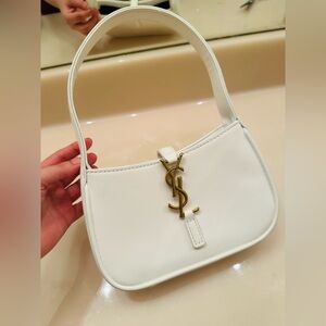 Le 5 à 7 mini hobo bag in off-white smooth leather.